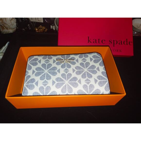 Kate Spade Flower Wallet in Coated Canvas Never Used w/box - Picture 2 of 7